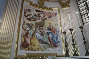 Salerno, Campania, İtalya 26 Kasım 2024: 11. yüzyılda inşa edilen San Matteo Katedrali 'nin içi ve merkezi körfezde bulunan Bizans ambolü ve ahşap koro ile karakterize edilmiş ve üç parçalı bir transept.