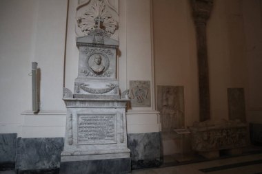 Salerno, Campania, İtalya 26 Kasım 2024: 11. yüzyılda inşa edilen San Matteo Katedrali 'nin içi ve merkezi körfezde bulunan Bizans ambolü ve ahşap koro ile karakterize edilmiş ve üç parçalı bir transept.