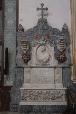 Salerno, Campania, İtalya 26 Kasım 2024: 11. yüzyılda inşa edilen San Matteo Katedrali 'nin içi ve merkezi körfezde bulunan Bizans ambolü ve ahşap koro ile karakterize edilmiş ve üç parçalı bir transept.