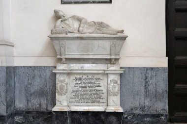 Salerno, Campania, İtalya 26 Kasım 2024: 11. yüzyılda inşa edilen San Matteo Katedrali 'nin içi ve merkezi körfezde bulunan Bizans ambolü ve ahşap koro ile karakterize edilmiş ve üç parçalı bir transept.