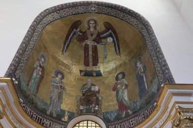 Salerno, Campania, İtalya 26 Kasım 2024: 11. yüzyılda inşa edilen San Matteo Katedrali 'nin içi ve merkezi körfezde bulunan Bizans ambolü ve ahşap koro ile karakterize edilmiş ve üç parçalı bir transept.