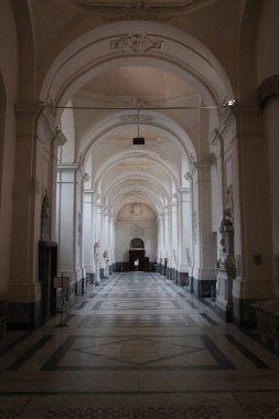 Salerno, Campania, İtalya 26 Kasım 2024: 11. yüzyılda inşa edilen San Matteo Katedrali 'nin içi ve merkezi körfezde bulunan Bizans ambolü ve ahşap koro ile karakterize edilmiş ve üç parçalı bir transept.