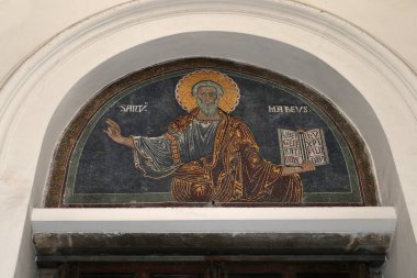 Salerno, Campania, İtalya 26 Kasım 2024: 11. yüzyılda inşa edilen San Matteo Katedrali 'nin içi ve merkezi körfezde bulunan Bizans ambolü ve ahşap koro ile karakterize edilmiş ve üç parçalı bir transept.