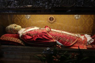 Salerno, Campania, İtalya 26 Kasım 2024: 11. yüzyılda inşa edilen San Matteo Katedrali 'nin içi ve merkezi körfezde bulunan Bizans ambolü ve ahşap koro ile karakterize edilmiş ve üç parçalı bir transept.