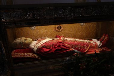 Salerno, Campania, İtalya 26 Kasım 2024: 11. yüzyılda inşa edilen San Matteo Katedrali 'nin içi ve merkezi körfezde bulunan Bizans ambolü ve ahşap koro ile karakterize edilmiş ve üç parçalı bir transept.