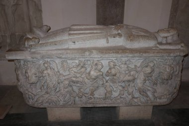 Salerno, Campania, İtalya 26 Kasım 2024: 11. yüzyılda inşa edilen San Matteo Katedrali 'nin içi ve merkezi körfezde bulunan Bizans ambolü ve ahşap koro ile karakterize edilmiş ve üç parçalı bir transept.