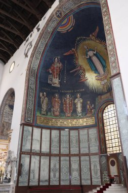 Salerno, Campania, İtalya 26 Kasım 2024: 11. yüzyılda inşa edilen San Matteo Katedrali 'nin içi ve merkezi körfezde bulunan Bizans ambolü ve ahşap koro ile karakterize edilmiş ve üç parçalı bir transept.