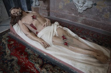 Salerno, Campania, İtalya 26 Kasım 2024: 11. yüzyılda inşa edilen San Matteo Katedrali 'nin içi ve merkezi körfezde bulunan Bizans ambolü ve ahşap koro ile karakterize edilmiş ve üç parçalı bir transept.