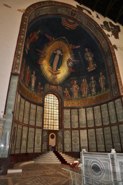 Salerno, Campania, İtalya 26 Kasım 2024: 11. yüzyılda inşa edilen San Matteo Katedrali 'nin içi ve merkezi körfezde bulunan Bizans ambolü ve ahşap koro ile karakterize edilmiş ve üç parçalı bir transept.