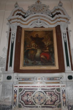 Salerno, Campania, İtalya 26 Kasım 2024: 11. yüzyılda inşa edilen San Matteo Katedrali 'nin içi ve merkezi körfezde bulunan Bizans ambolü ve ahşap koro ile karakterize edilmiş ve üç parçalı bir transept.