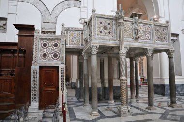 Salerno, Campania, İtalya 26 Kasım 2024: 11. yüzyılda inşa edilen San Matteo Katedrali 'nin içi ve merkezi körfezde bulunan Bizans ambolü ve ahşap koro ile karakterize edilmiş ve üç parçalı bir transept.