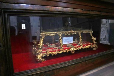 Salerno, Campania, İtalya 26 Kasım 2024: 11. yüzyılda inşa edilen San Matteo Katedrali 'nin içi ve merkezi körfezde bulunan Bizans ambolü ve ahşap koro ile karakterize edilmiş ve üç parçalı bir transept.