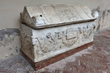 Salerno, Campania, İtalya 26 Kasım 2024: 11. yüzyılda inşa edilen San Matteo Katedrali 'nin içi ve merkezi körfezde bulunan Bizans ambolü ve ahşap koro ile karakterize edilmiş ve üç parçalı bir transept.