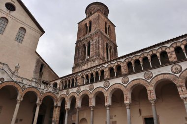 Salerno, Campania, İtalya 26 Kasım 2024: 11. yüzyılda inşa edilen San Matteo Katedrali 'nin içi ve merkezi körfezde bulunan Bizans ambolü ve ahşap koro ile karakterize edilmiş ve üç parçalı bir transept.