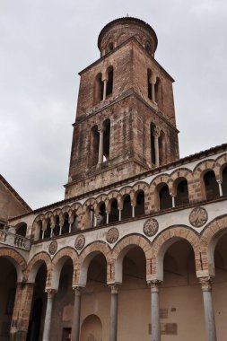 Salerno, Campania, İtalya 26 Kasım 2024: 11. yüzyılda inşa edilen San Matteo Katedrali 'nin içi ve merkezi körfezde bulunan Bizans ambolü ve ahşap koro ile karakterize edilmiş ve üç parçalı bir transept.