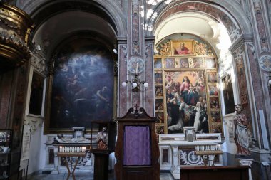 Napoli, Campania, İtalya - 31 Aralık 2024: Santa Maria Egiziaca 'ya adanmış 17. yüzyıl kilisesi 14. yüzyılda Aragonlular tarafından Corso Umberto I' de kuruldu.