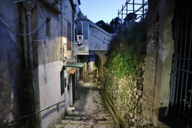 Scala, Campania, İtalya 13 Ocak 2025: Monte Aureo 'daki küçük bir ortaçağ köyü Atrani ile Amalfi Sahili arasındaki bölgeye bakıyor