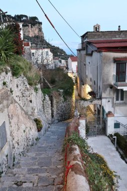 Scala, Campania, İtalya 13 Ocak 2025: Monte Aureo 'daki küçük bir ortaçağ köyü Atrani ile Amalfi Sahili arasındaki bölgeye bakıyor