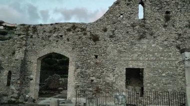 Pontone, Campania, İtalya 13 Ocak 2025: 12. yüzyılda Atrani ve Amalfi Sahili 'nde hüküm süren Monte Aureo' da kutsanmış Aziz Eustachio kilisesinin kalıntıları