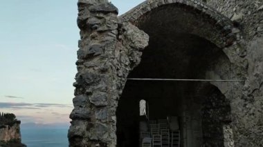 Pontone, Campania, İtalya 13 Ocak 2025: 12. yüzyılda Atrani ve Amalfi Sahili 'nde hüküm süren Monte Aureo' da kutsanmış Aziz Eustachio kilisesinin kalıntıları