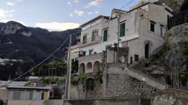 Scala, Campania, İtalya 13 Ocak 2025: Monte Aureo 'daki küçük bir ortaçağ köyü Atrani ile Amalfi Sahili arasındaki bölgeye bakıyor