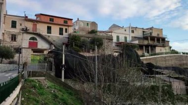 Scala, Campania, İtalya 13 Ocak 2025: Monte Aureo 'daki küçük bir ortaçağ köyü Atrani ile Amalfi Sahili arasındaki bölgeye bakıyor