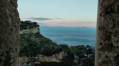 Scala, Campania, İtalya 13 Ocak 2025: Monte Aureo 'daki küçük bir ortaçağ köyü Atrani ile Amalfi Sahili arasındaki bölgeye bakıyor