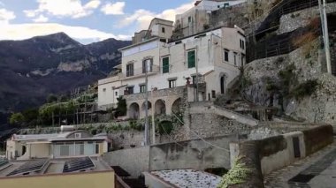 Scala, Campania, İtalya 13 Ocak 2025: Monte Aureo 'daki küçük bir ortaçağ köyü Atrani ile Amalfi Sahili arasındaki bölgeye bakıyor