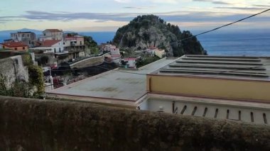 Scala, Campania, İtalya 13 Ocak 2025: Monte Aureo 'daki küçük bir ortaçağ köyü Atrani ile Amalfi Sahili arasındaki bölgeye bakıyor