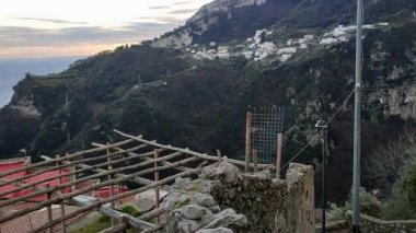 Scala, Campania, İtalya 13 Ocak 2025: Monte Aureo 'daki küçük bir ortaçağ köyü Atrani ile Amalfi Sahili arasındaki bölgeye bakıyor
