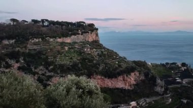 Scala, Campania, İtalya 13 Ocak 2025: Monte Aureo 'daki küçük bir ortaçağ köyü Atrani ile Amalfi Sahili arasındaki bölgeye bakıyor