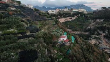Scala, Campania, İtalya 13 Ocak 2025: Monte Aureo 'daki küçük bir ortaçağ köyü Atrani ile Amalfi Sahili arasındaki bölgeye bakıyor