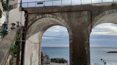 Atrani, Campania, İtalya 13 Ocak 2025: İtalya 'nın en küçük belediyesi, Amalfi kıyısındaki Civita Dağı ile Aureo Dağı arasında Dragone Nehri vadisi boyunca sıkıştı