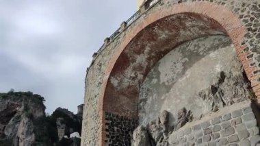 Atrani, Campania, İtalya 13 Ocak 2025: İtalya 'nın en küçük belediyesi, Amalfi kıyısındaki Civita Dağı ile Aureo Dağı arasında Dragone Nehri vadisi boyunca sıkıştı