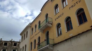 Atrani, Campania, İtalya 13 Ocak 2025: İtalya 'nın en küçük belediyesi, Amalfi kıyısındaki Civita Dağı ile Aureo Dağı arasında Dragone Nehri vadisi boyunca sıkıştı