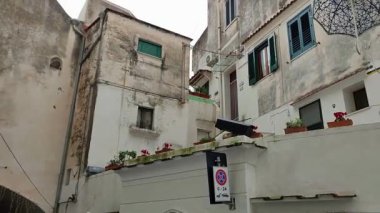 Atrani, Campania, İtalya 13 Ocak 2025: İtalya 'nın en küçük belediyesi, Amalfi kıyısındaki Civita Dağı ile Aureo Dağı arasında Dragone Nehri vadisi boyunca sıkıştı