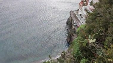 Atrani, Campania, İtalya 13 Ocak 2025: İtalya 'nın en küçük belediyesi, Amalfi kıyısındaki Civita Dağı ile Aureo Dağı arasında Dragone Nehri vadisi boyunca sıkıştı