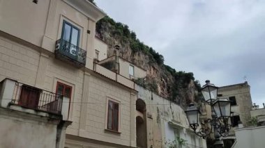 Atrani, Campania, İtalya 13 Ocak 2025: İtalya 'nın en küçük belediyesi, Amalfi kıyısındaki Civita Dağı ile Aureo Dağı arasında Dragone Nehri vadisi boyunca sıkıştı