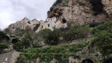 Atrani, Campania, İtalya 13 Ocak 2025: İtalya 'nın en küçük belediyesi, Amalfi kıyısındaki Civita Dağı ile Aureo Dağı arasında Dragone Nehri vadisi boyunca sıkıştı