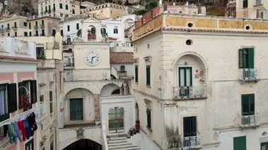 Atrani, Campania, İtalya 13 Ocak 2025: İtalya 'nın en küçük belediyesi, Amalfi kıyısındaki Civita Dağı ile Aureo Dağı arasında Dragone Nehri vadisi boyunca sıkıştı