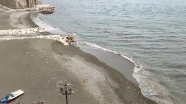 Atrani, Campania, İtalya 13 Ocak 2025: İtalya 'nın en küçük belediyesi, Amalfi kıyısındaki Civita Dağı ile Aureo Dağı arasında Dragone Nehri vadisi boyunca sıkıştı