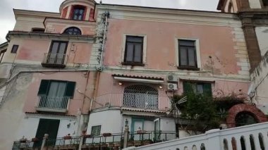 Atrani, Campania, İtalya 13 Ocak 2025: Santa Maria Maddalena Penitente Koleji 13. yüzyılda bir ortaçağ kalesinin yıkıntıları üzerine inşa edilmiş ve 18. yüzyılda genişletilmiştir.