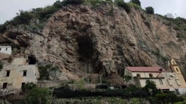 Atrani, Campania, İtalya 13 Ocak 2025: İtalya 'nın en küçük belediyesi, Amalfi kıyısındaki Civita Dağı ile Aureo Dağı arasında Dragone Nehri vadisi boyunca sıkıştı