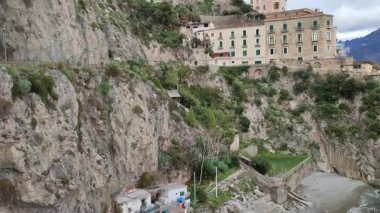 Ravello, Campania, İtalya 13 Ocak 2025: Castiglione Sahili veya Atrani köyüne komşu Lido di Ravello