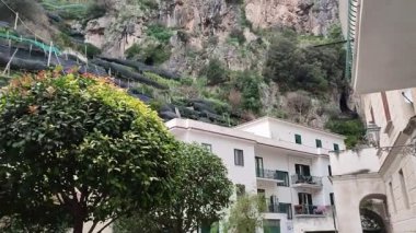 Atrani, Campania, İtalya 13 Ocak 2025: İtalya 'nın en küçük belediyesi, Amalfi kıyısındaki Civita Dağı ile Aureo Dağı arasında Dragone Nehri vadisi boyunca sıkıştı