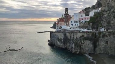 Ravello, Campania, İtalya 13 Ocak 2025: Castiglione Sahili veya Atrani köyüne komşu Lido di Ravello