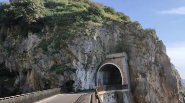 Praiano, Campania, İtalya 13 Ocak 2025: Sahil yolundan Amalfi Sahili 'nin panoramik manzarası