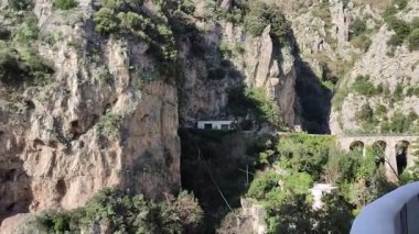 Praiano, Campania, İtalya 13 Ocak 2025: Sahil yolundan Amalfi Sahili 'nin panoramik manzarası