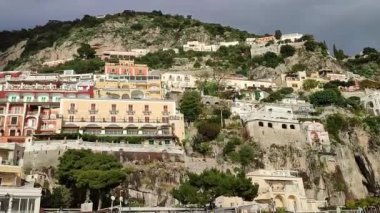 Positano, Campania, İtalya 20 Ocak 2025: Amalfi Sahili 'nin en güzel ve ünlü köylerinden birine kış bakışı