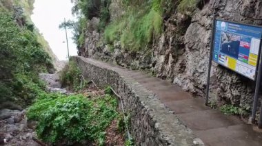 Positano, Campania, İtalya 20 Ocak 2025: Amalfi Sahili 'nin en güzel ve ünlü köylerinden birine kış bakışı